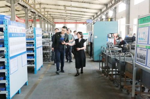威海市文登區(qū) 專業(yè)身影潛入街巷機(jī)臺 “算力下廠”闖出血路，為企業(yè)送“智”到一線